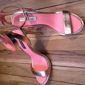 BCBGMAXAZARIA gold stilettos size 9 1/12